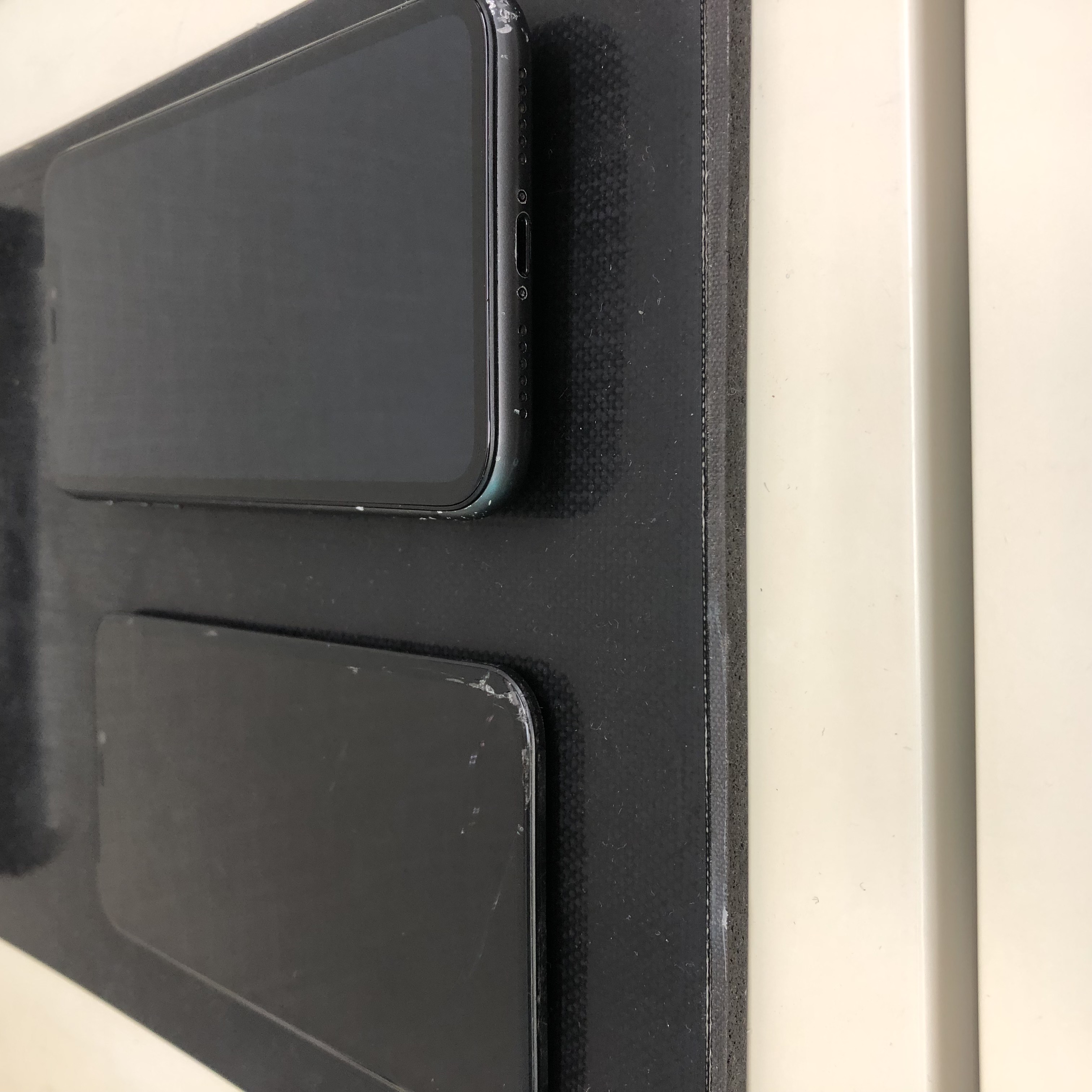 画面が割れて点かなくなってしまったiPhone11画面交換修理